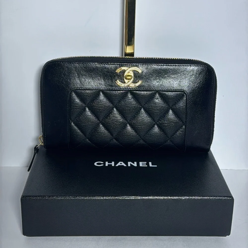 AUTHENTIC BLACK LEATHER CHANEL ZIPPY WALLET